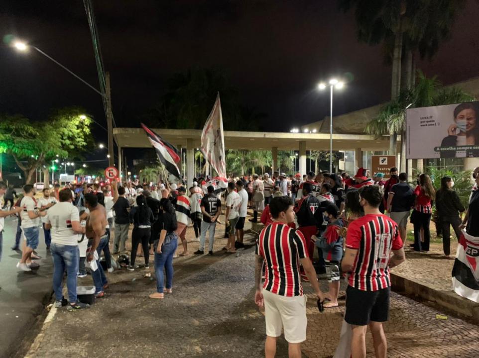 Foto 2 de 5 — Torcedores do São Paulo promovem aglomeração na Bento de Abreu após título paulista